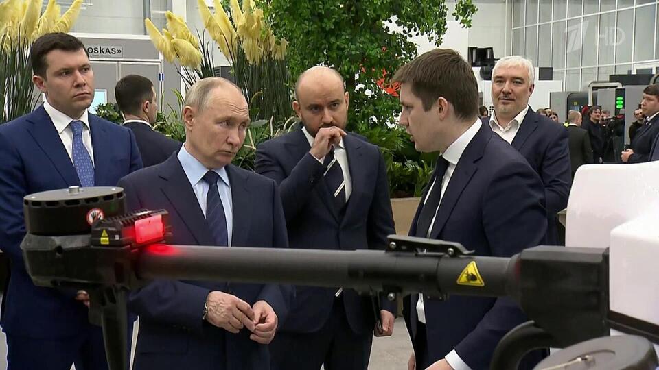 Владимир Путин посетил предприятие по выпуску беспилотных авиационных систем