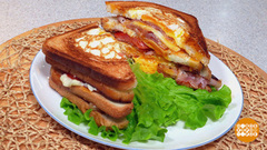 Сэндвич с глазуньей и беконом на завтрак. Доброе утро. Фрагмент 