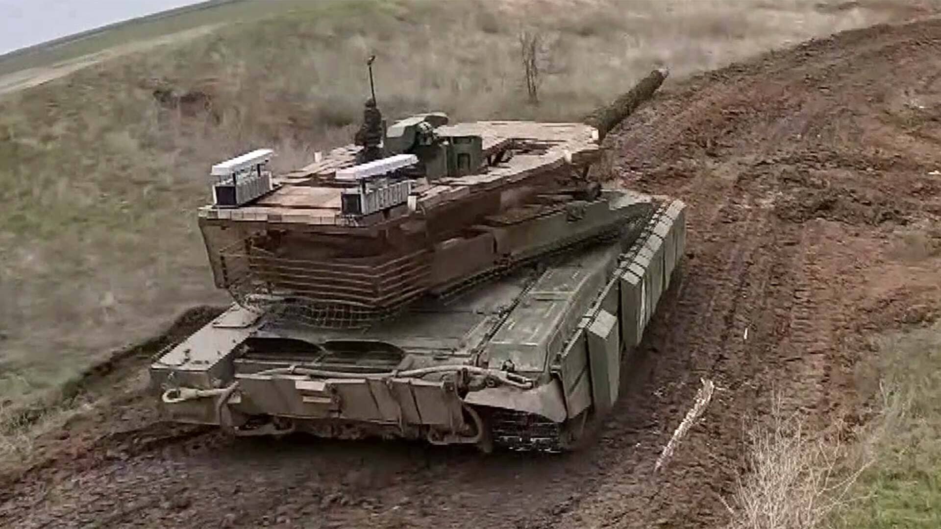 Уралвагонзавод передал армии обновленные партии танков Т-90М и Т-80БВМ