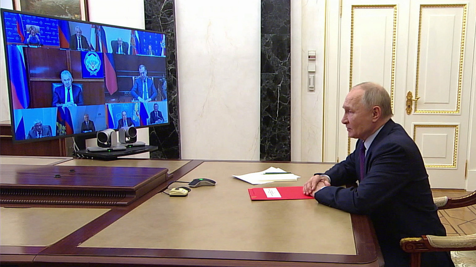 Владимир Путин провел оперативное совещание с постоянными участниками Совбеза России