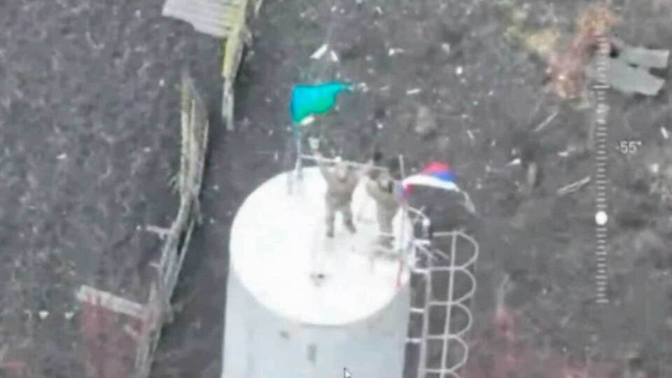 Российские военные водрузили триколор в центре Суджи