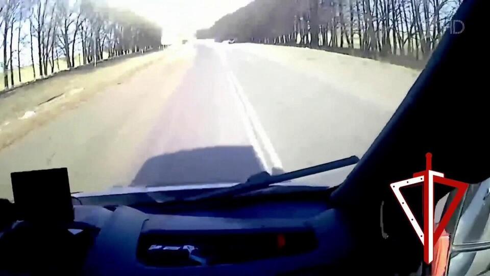 Росгвардейцы помогают эвакуировать людей из Суджанского района Курской области