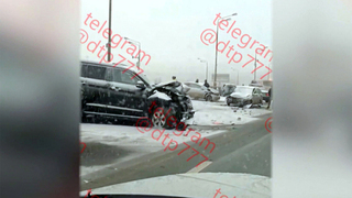 В столичном регионе из-за снегопада и гололеда на дорогах — массовые аварии