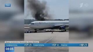 Появились кадры пожара на борту пассажирского самолета в аэропорту Орландо в США