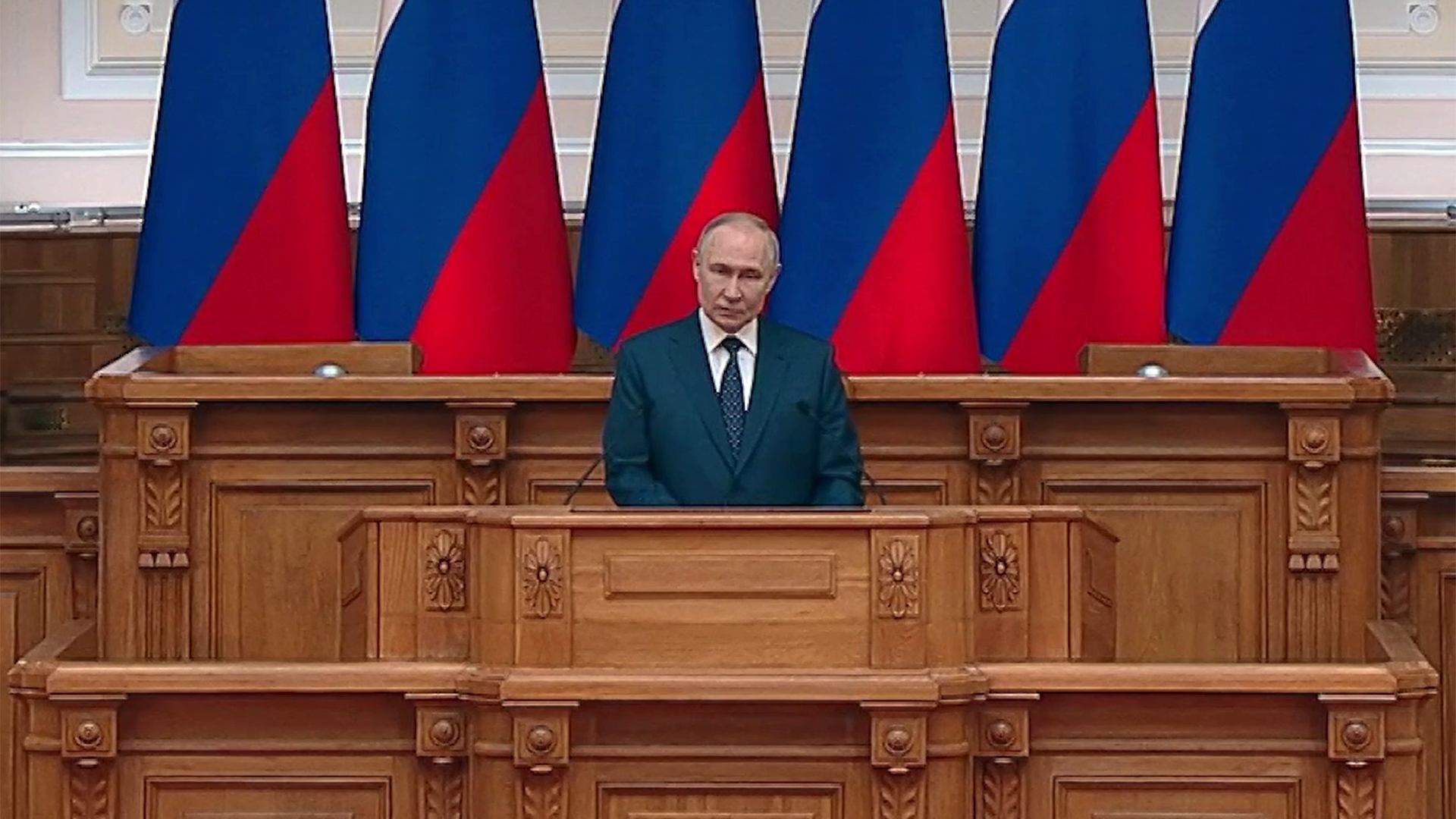 Путин назвал сплоченность россиян ответом на внешние угрозы