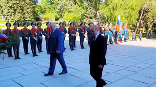Путин и Лукашенко возложили венки к Вечному огню на Мамаевом кургане