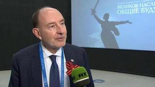 Россия своим стремлением к миру подает пример другим странам, заявил Пьер де Голль