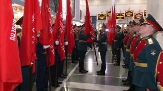25 копий Знамени Победы пронесут во главе парадных расчетов 9 мая в разных городах России