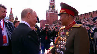 Президент России пожал руку каждому из командиров расчетов, участвовавших в параде
