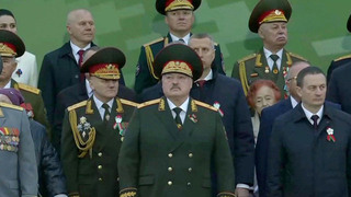 Александр Лукашенко вернулся в Минск, где принимает военный смотр белорусских частей