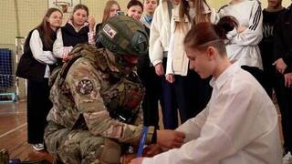 Военные медики обучают детей навыкам оказания первой помощи