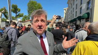 Съемочные группы со всего мира собрались у резиденции турецкого президента