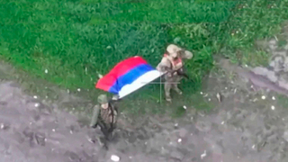 Российские бойцы подняли флаги РФ в селе Богатырь в ДНР: видео