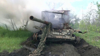 В районе Красногоровки расчищают пути для групп эвакуации и вывозят подбитую технику ВСУ