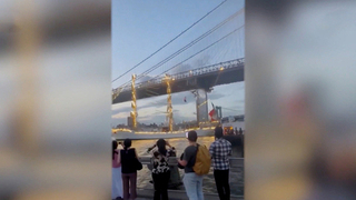 Парусник ВМС Мексики врезался в Бруклинский мост в Нью-Йорке: видео