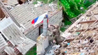 Российские бойцы подняли флаги РФ в селе Новая Полтавка в ДНР: видео