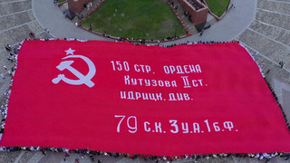 Волонтеры разместили на Поклонной горе самую большую в мире копию Знамени Победы