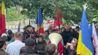 Сторонники главы Гагаузии Евгении Гуцул вновь собрались у здания суда Кишинева