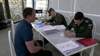 Тысячи добровольцев по всей стране приходят в пункты отбора