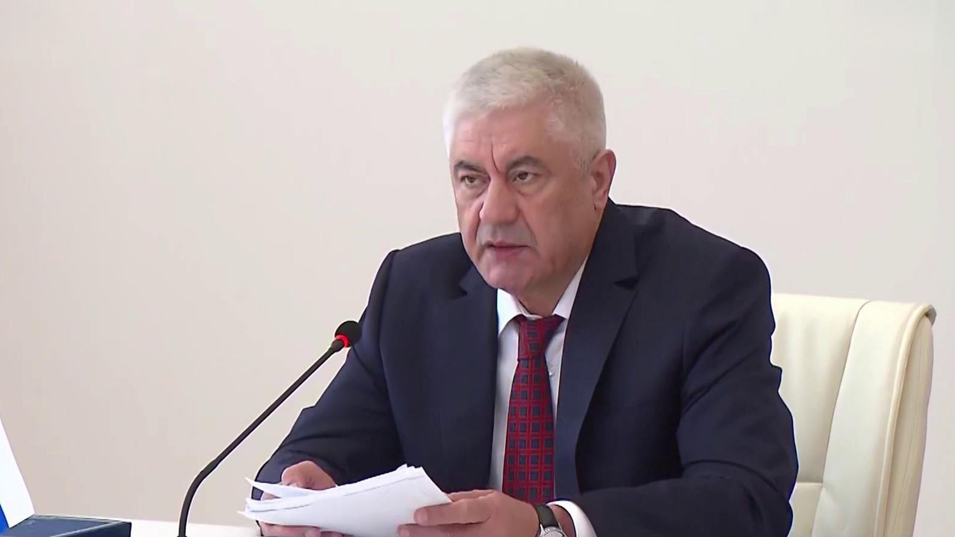 Колокольцев наградил полицейских за спасение женщины из огня