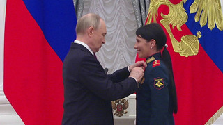 Владимир Путин вручил «Золотую Звезду» Героя России медику Людмиле Болилой