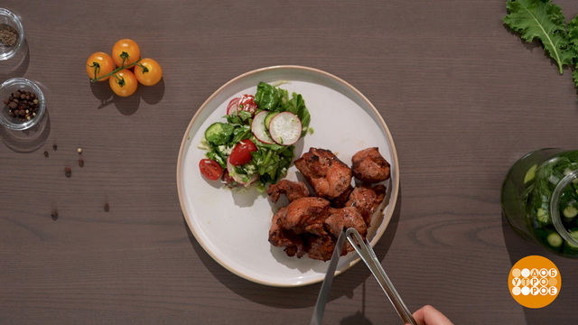 Шашлык с салатом из молодых овощей от Марии Суровой. Доброе утро. Фрагмент