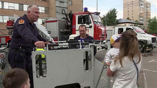 К маленьким пациентам в Морозовскую больницу приехали пожарные и кинологи