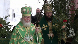 Православные верующие отмечают день Святой Троицы