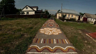 Жители села Волчье Липецкой области на Троицу украшают свои дворы узорами из песка