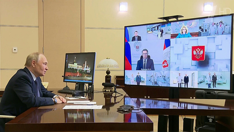 Владимир Путин по видеосвязи открывает новые клиники в разных российских регионах