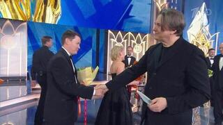 Константин Эрнст вручил премию «Призвание» за спасение безнадежного пациента с раком печени