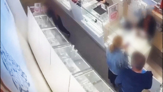 Момент падения витрины на посетителей магазина в Петербурге попал на видео