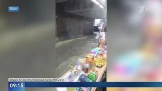 Бурные потоки и водопады: ливни превратили улицы Сочи в реки