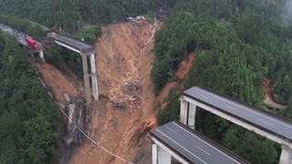 В Китае в результате наводнения обрушился мост