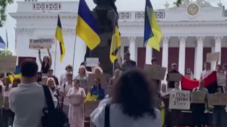 В Одессе толпа неонацистов потребовала от властей уничтожить памятник Пушкину