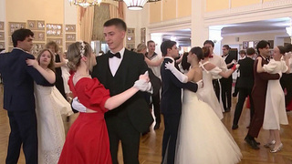 Больше сотни пар со всей страны сегодня собрались в Москве на «Бал Победы»