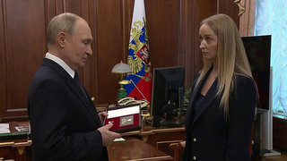 Владимир Путин передал «Золотую звезду» Героя России вдове погибшего заместителя главкома ВМФ Михаила Гудкова