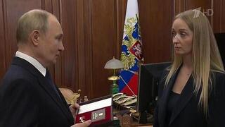 Президент передал вдове заместителя главнокомандующего ВМФ Михаила Гудкова медаль «Золотая звезда»