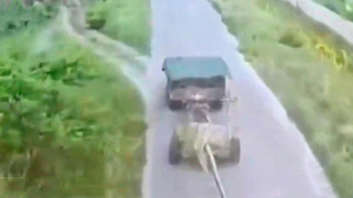 Дрон превратил в металлом Humvee и гаубицу ВСУ в Харьковской области: видео