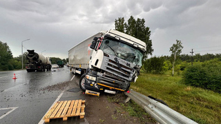 ДТП с участием автобуса произошло в Омске: кадры с места трагедии