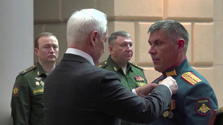 Министр обороны вручил Золотые Звезды военнослужащим, проявившим мужество на передовой