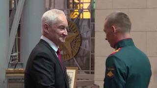 Министр обороны вручил особо отличившимся бойцам «Золотые звезды» Героев России