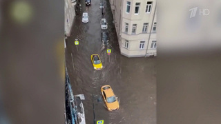 После рекордно знойных дней на столицу обрушился сильнейший ливень с грозой