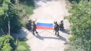 Военные подняли флаг РФ в четырех районах освобожденного Мирного в ДНР