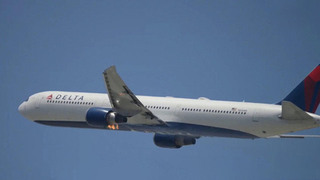 В США прямо во время полета у Boeing загорелся двигатель