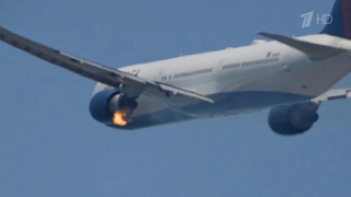 В США двигатель самолета Boeing загорелся сразу после взлета: видео