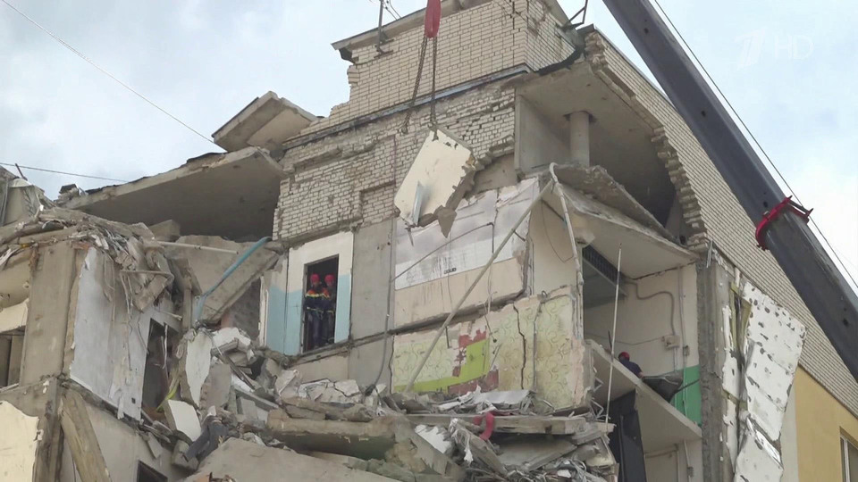 Под завалами десятиэтажки в Саратове после взрыва газа могут оставаться люди
