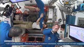 Космонавты МКС встретили экипаж Crew Dragon на борту станции: видео