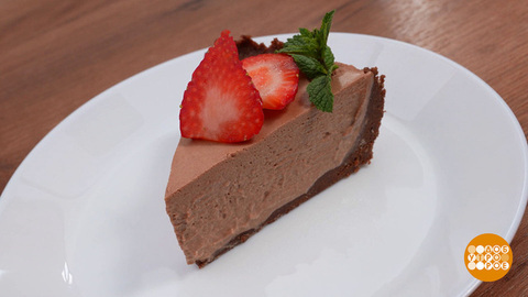 Готовим шоколадный торт с клубникой. Доброе утро. Фрагмент 