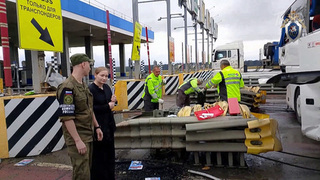 На трассе М4 «Дон» под Тулой пассажирский автобус врезался в опору на пункте оплаты